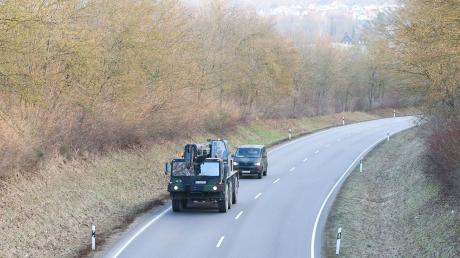 Bundeswehrfahrzeuge fahren auf einer Bundesstraße. Zwei Männer sollen für den russischen Geheimdienst spioniert haben.