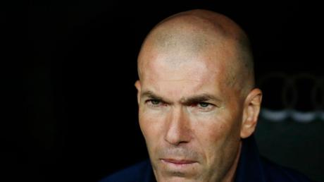 Zinedine Zidane, damals Trainer von Real Madrid, wartet auf den Beginn des Spiels. Der Franzose soll Trainer des FC Bayern München werden.