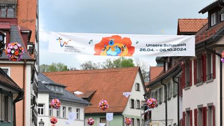 Plakate und Blumenkugeln schmücken die Altstadt von Wangen im Allgäu und weisen auf die Landesgartenschau hin.