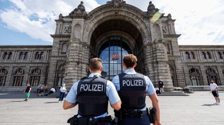 Zwei Polizisten stehen vor dem Nürnberger Hauptbahnhof.