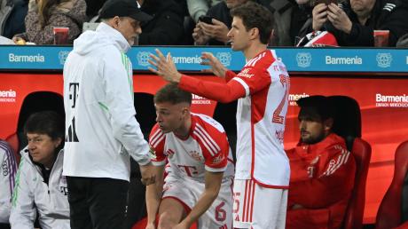 Spieltag in der BayArena, Münchens Thomas Müller (r) spricht neben Joshua Kimmich mit Trainer Thomas Tuchel.