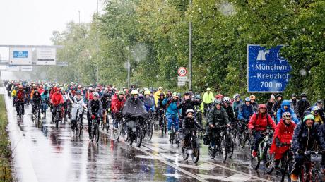 Tausende Radfahrer fahren während einer Radsternfahrt über die Autobahn 95.