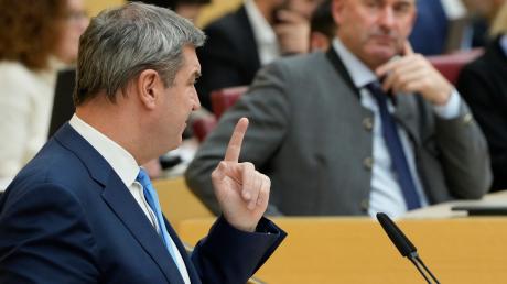 Markus Söder (CSU), Parteivorsitzender und Ministerpräsident von Bayern hält während einer Sitzung des bayerischen Landtags seine erste Regierungserklärung der neuen Wahlperiode. Rechts Wirtschaftsminister Hubert Aiwanger (FW).