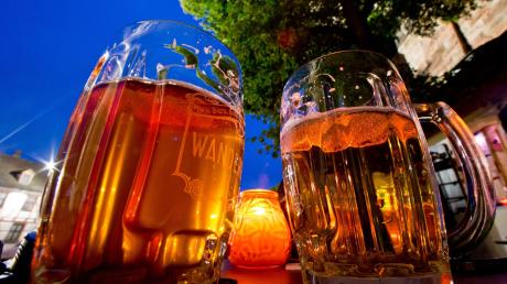 Zwei Krüge mit Bier stehen zur blauen Stunde am Abend des 02.07.2013 in Nürnberg (Bayern) auf dem Tisch eines Gasthauses.