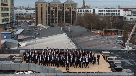 Die Musiker des Sinfonieorchesters des Bayerischen Rundfunks posieren für ein Gruppenfoto auf einem Dach an der Kultfabrik im Werksviertel.