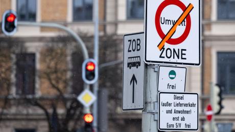 Ein Schild mit der Aufschrift "Umwelt Zone" und "Diesel (außer Lieferverkehr und Anwohner) erst ab Euro 5/V frei" steht an einer Zufahrt zur Landshuter Allee.