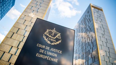 Ein Schild mit der Aufschrift «Cour de Justice de l'union Européene» steht vor dem Europäischen Gerichtshof im Europaviertel.