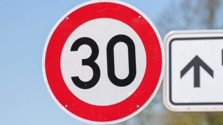 Das Verkehrsschild gibt eine zulässige Höchstgeschwindigkeit von 30 Kilometern pro Stunde an.