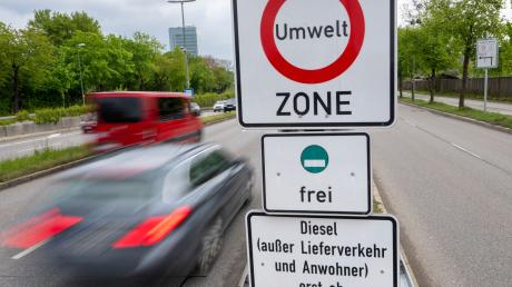 Straßenschilder mit der Aufschrift «Umwelt Zone» und «Diesel (außer Lieferverkehr und Anwohner) erst ab Euro 5/V frei» hängen zwischen den Strassen am Münchner Ring.