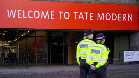 Polizeibeamte patrouillieren am Eingang des Museums Tate Modern.