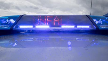 Ein Blaulicht auf dem Dach eines Polizeifahrzeugs mit der LED-Anzeige "Unfall".