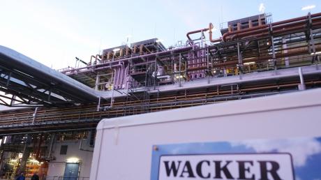Eine Schautafel mit der Aufschrift «Wacker» steht vor einer Anlage auf dem Gelände der Wacker Chemie Nünchritz.