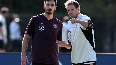 Bundestrainer Julian Nagelsmann (r) uns Mats Hummels während des Trainings.