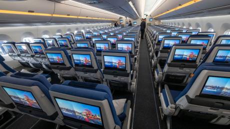 Sitze der Economy Class mit ihren Bildschirmen während der Vorstellung von Lufthansa «Allegris» in einem Airbus A350-900.