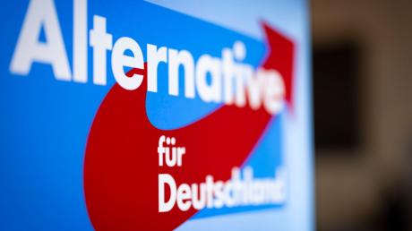 Aufsteller mit dem Schriftzug «Alternative für Deutschland» und dem Logo der AfD.