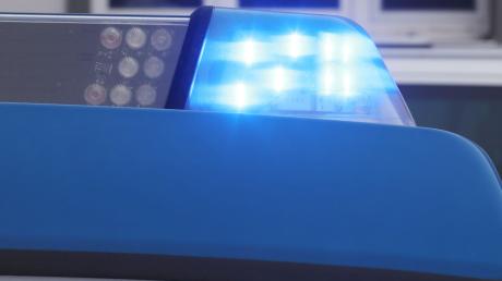 Das blinkende Blaulicht an einem Dienstauto der Polizei.