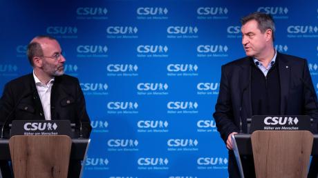 Markus Söder (CSU, r), Ministerpräsident von Bayern und Parteivorsitzender, und Manfred Weber, Vorsitzender der EVP Fraktion im Europaparlament, nehmen in der Parteizentrale nach einer Sitzung des CSU-Vorstands an einer Pressekonferenz teil.