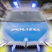 Eine 15-Jährige ist im Neuburger Hallenbad von einem Badegast betatscht worden. Jetzt ermittelt die Polizei.