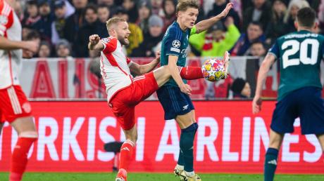 Münchens Konrad Laimer (l) in Aktion gegen Arsenals Martin Ødegaard (r).