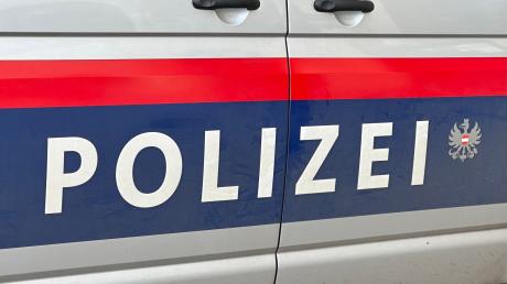 Der Schriftzug "Polizei" auf einem österreichischen Polizeiauto.