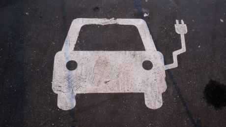 Das Symbol markiert auf einem Parkplatz eine Lademöglichkeit für Elektroautos.