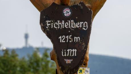 Blick vom Fichtelberg hinüber zum Gipfel des Keilberges auf tschechischer Seite.