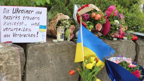 Am Gelände eines Einkaufszentrums, an dem am Samstagabend (27.04.2024) zwei Männer aus der Ukraine getötet worden sind, wurden Blumen niedergelegt, sowie eine kleine ukrainische Flagge aufgestellt.