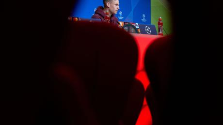 Pressekonferenz FC Bayern in der Allianz Arena. Joshua Kimmich von München auf dem Podium.