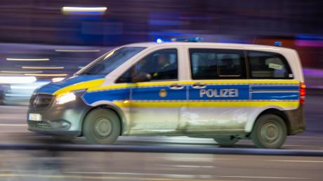 Ein Polizeiauto fährt mit Blaulicht zu einem Einsatz.