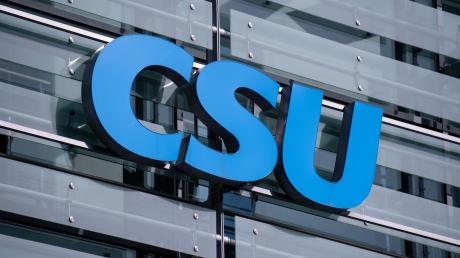 Das Logo der CSU ist an der CSU-Parteizentrale zu sehen.