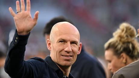Der ehemalige FC-Bayern-Spieler Arjen Robben winkt.