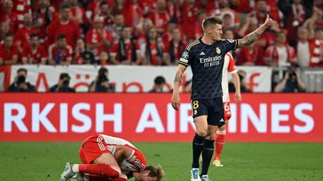 Münchens Harry Kane liegt nach einem Foul durch Madrids Toni Kroos am Boden.
