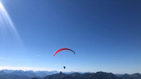 Ein Gleitschirmflieger vor dem Alpenpanorama.