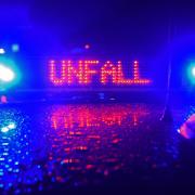 «Unfall» in LED-Leuchtbuchstaben steht zwischen zwei Blaulichtern auf dem Dach eines Polizeiwagens.