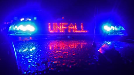 «Unfall» in LED-Leuchtbuchstaben steht zwischen zwei Blaulichtern auf dem Dach eines Polizeiwagens.