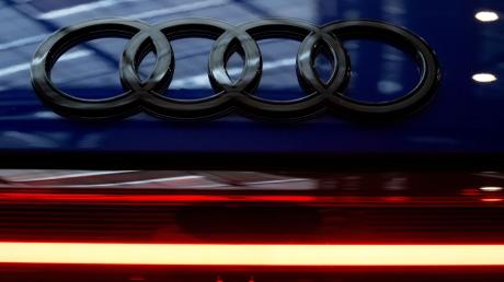 Das Logo von Audi ist vor Beginn der Jahrespressekonferenz an einem Auto in der Firmenzentrale zu sehen.