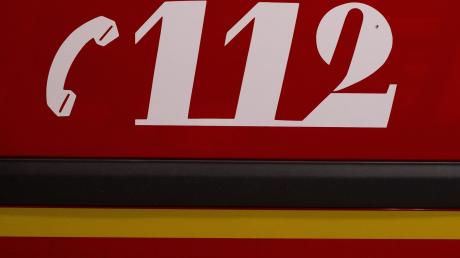 "112" steht auf einem Fahrzeug der Feuerwehr.
