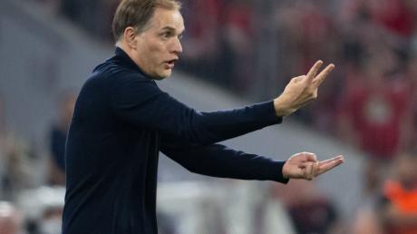 Trainer Thomas Tuchel von München verfolgt das Spiel am Spielfeldrand.