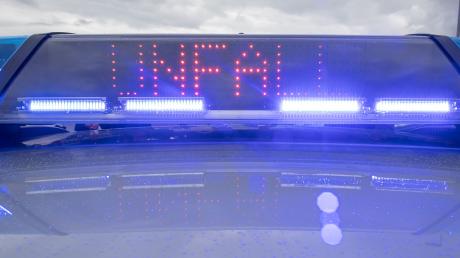 Ein Blaulicht auf dem Dach eines Polizeifahrzeugs mit der LED-Anzeige "Unfall".