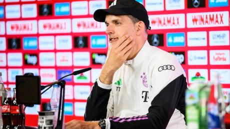 Münchens Trainer Thomas Tuchel reagiert nach dem Spiel bei der Pressekonferenz.