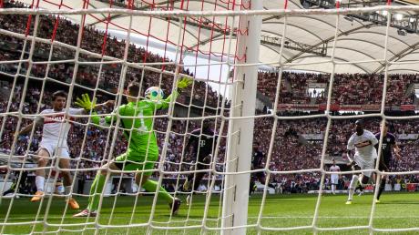 Stuttgarts Leonidas Stergiou (l) macht das Tor gegen Münchens Torwart Manuel Neuer (M).