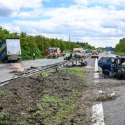Unfallwracks stehen auf der Autobahn 6 bei Bernhardswinden.