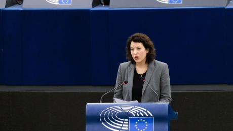 Manuela Ripa, (ÖDP), Mitglied der Fraktion Grüne / EFA, steht im Plenarsaal des Europäischen Parlaments und spricht.