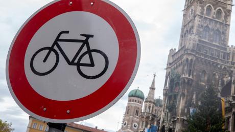 Ein «Radfahren verboten»-Verkehrsschild ist in der Innenstadt vor der Kulisse der Frauenkirche und des Rathauses zu sehen.