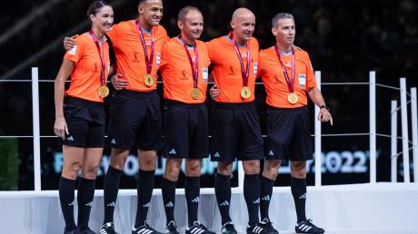 Kathryn Nesbitt, Ismail Elfath, Pawel Sokolnicki, Referee Szymon Marciniak und Tomasz Listkiewicz bei einem Foto nach dem WM Finale.