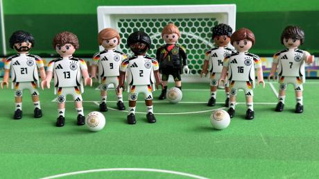 Vom 13. Mai bis 22. Juni sind insgesamt 18 verschiedene Playmobil DFB-Stars im Miniaturformat exklusiv im Edeka-Verbund verfügbar - 16 als Teil der Einzelfiguren-Kollektion, zwei ergänzende im «Torschuss-Set» für die Fußball-Europameisterschaft .