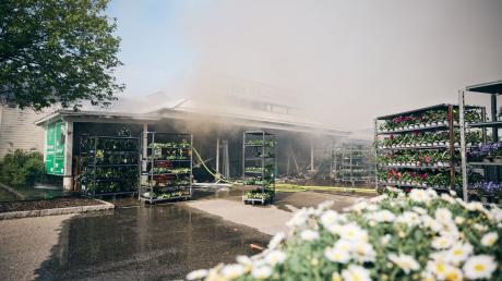 Feuerwehrleute löschen einen Brand in einem Baumarkt in Pocking.