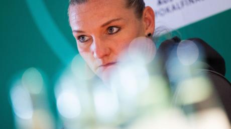 Alexandra Popp vom VfL Wolfsburg sitzt in einem Gespräch im Deutschen Sport und Olympiamuseum.