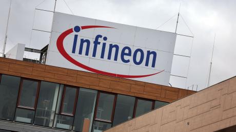 Das Logo von Infineon ist am Firmensitz zu sehen.