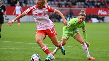 Bayerns Klara Bühl (l) kämpft mit Wolfsburgs Svenja Huth um den Ball.